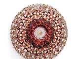 une photo d'une broche en perles