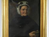 portrait d'une femme coiffée d'un bonnet, tenant une tasse de café