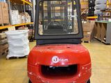 un chariot élévateur rouge garé dans un entrepôt