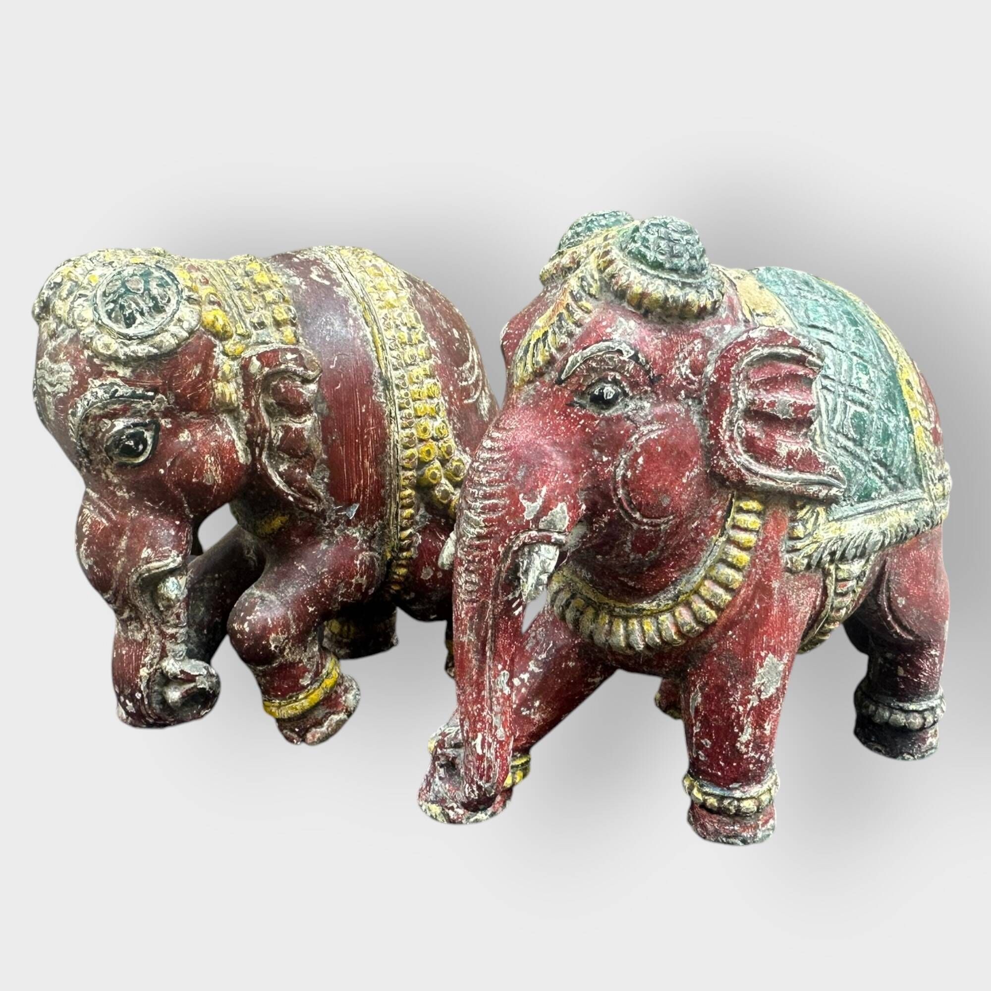 INDE Deux éléphants en bois sculpté polychrome H : 19,5 et 20,5 cm (sauts de polychromie)