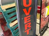 une affiche sur laquelle est écrit « ouvrie » dans un magasin