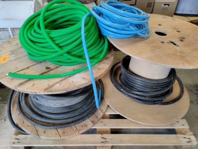 de nombreux types de tuyaux différents sur une palette en bois