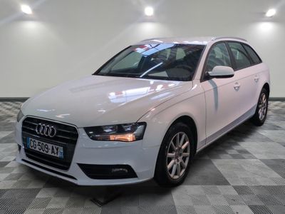une image d'une voiture audi blanche dans une salle d'exposition