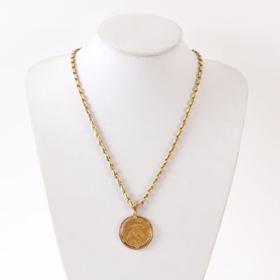 un collier en or avec une pièce suspendue à une chaîne en or