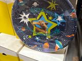 une assiette en carton sur laquelle est représenté un chien