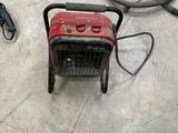 un petit générateur portable posé par terre dans le garage