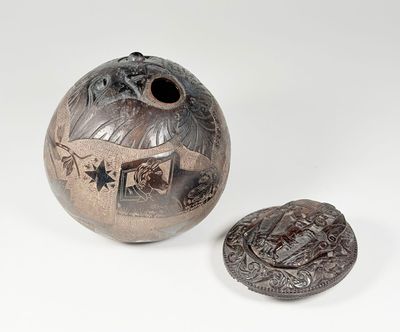 une photo représentant un vase et une pièce de monnaie posés sur une surface blanche
