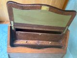 une petite boîte en bois surmontée d'un miroir
