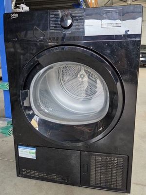 une photo d'une machine à laver noire dans un entrepôt