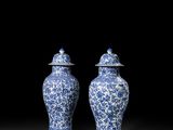 deux vases bleus et blancs avec couvercle, sur fond noir