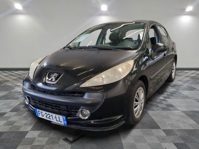 la photo d'une voiture noire garée dans un garage