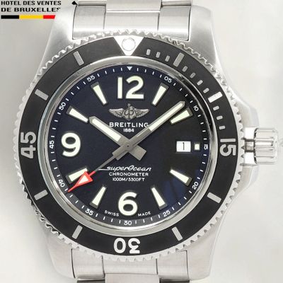 gros plan d'une montre sur une surface blanche