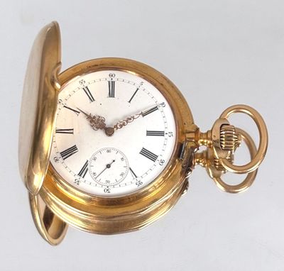 une montre de poche en or avec des chiffres romains