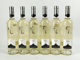 six bouteilles de vin blanc sont alignées