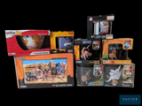 de nombreux types de jouets différents, présentés dans des boîtes sur fond noir