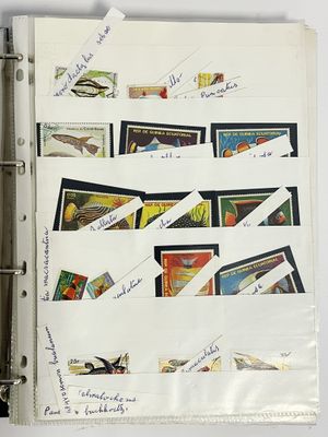 un classeur sur lequel sont collés tout un tas de timbres différents