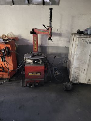 une petite machine qui se trouve dans un garage