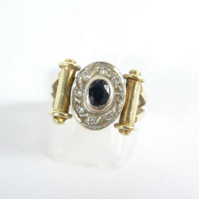 une image représentant une bague en or et en argent sertie d'un saphir