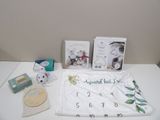 une table blanche sur laquelle sont posés divers objets, notamment un calendrier, des cartes et un ours en peluche