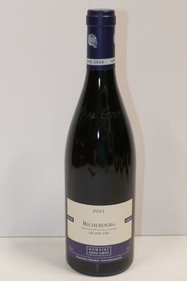 la bouteille de vin est posée sur la table à côté du mur