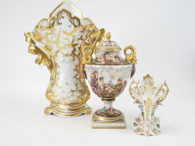 trois vases posés l'un à côté de l'autre sur une table