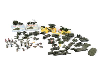 beaucoup de jouets militaires posés sur une surface blanche