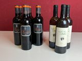 plusieurs bouteilles de vin sont alignées sur une table