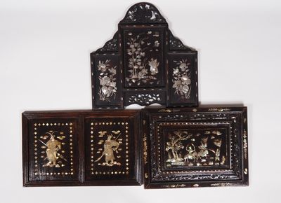 Vietnam, vers 1920 Trois panneaux en bois et marqueterie de …
