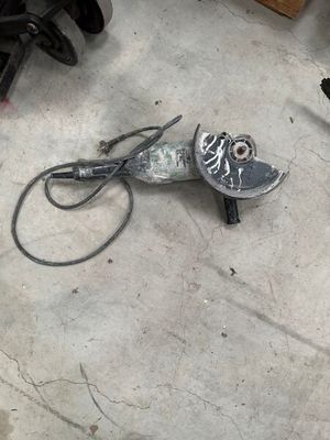 une paire de ciseaux posée par terre à côté d'une autre paire de ciseaux