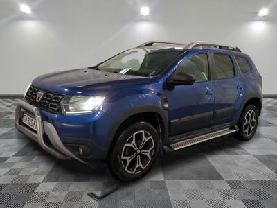 la dacia bleue est garée sur un carrelage à carreaux