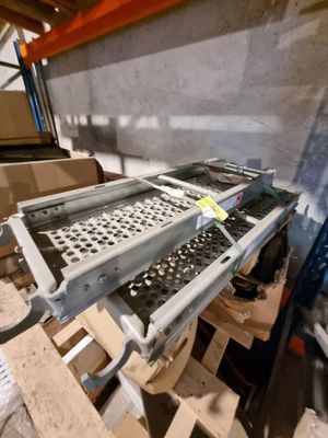 une image d'une bande transporteuse dans un entrepôt
