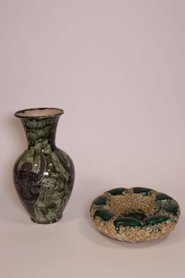 deux vases posés l'un à côté de l'autre sur une table