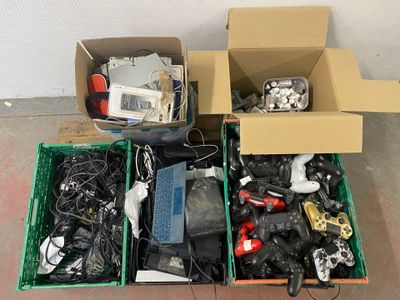 deux cartons contenant du matériel électronique et d'autres objets
