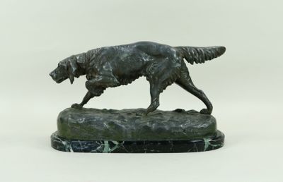 statue en bronze représentant un chien, posée sur un socle en marbre