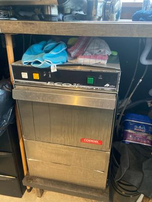 une photo d'une cuisine équipée d'un lave-vaisselle et d'autres appareils électroménagers
