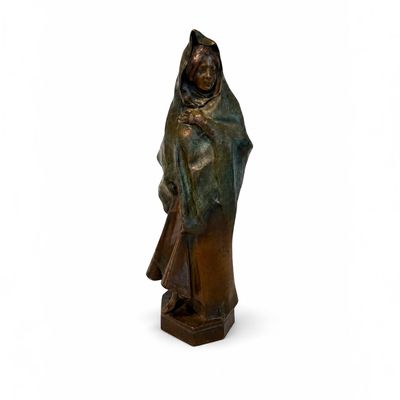 statue en bronze représentant une femme tenant un enfant dans ses bras, sur fond blanc