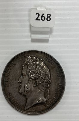 gros plan d'une pièce de monnaie sur une surface blanche