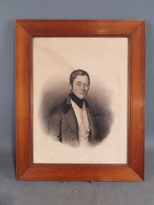 une vieille photo d'un homme en costume et nœud papillon