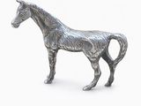 une statue représentant un cheval debout sur une surface blanche