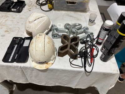 une table sur laquelle sont posés de nombreux outils