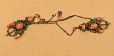 une photo d'un collier orné de fleurs