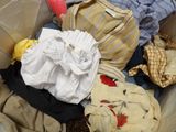 un tas de vêtements qui traîne dans une poubelle