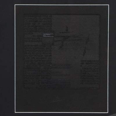 une photographie en noir et blanc d'une page de journal avec une bordure blanche