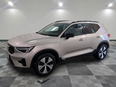 le 4x4 blanc est garé sur le sol en damier d'un garage