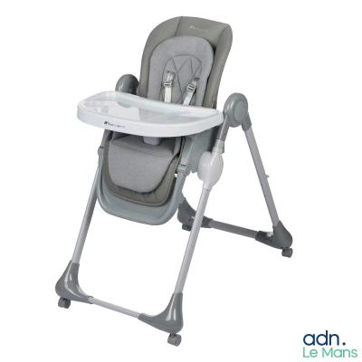 une chaise haute pour bébé équipée d'un plateau