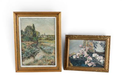 deux tableaux représentant des fleurs et un vase posés côte à côte sur une table