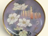 une photo d'une assiette décorative ornée de fleurs