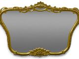 un miroir à cadre doré orné d'un motif décoratif