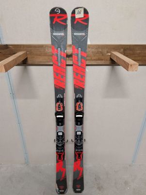 une paire de skis accrochée à un support dans un garage