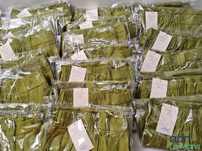 de nombreux bottes de bananes vertes emballées dans des sacs en plastique